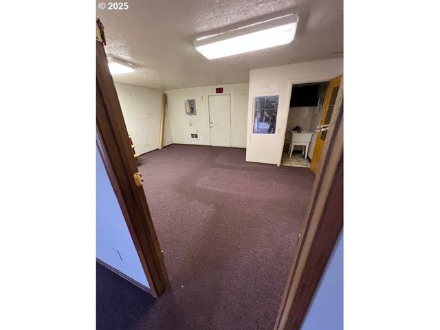 8325 Se DIVISION St, Portland, OR 97266