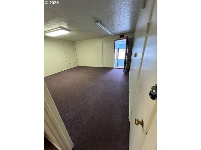 8325 Se DIVISION St, Portland, OR 97266