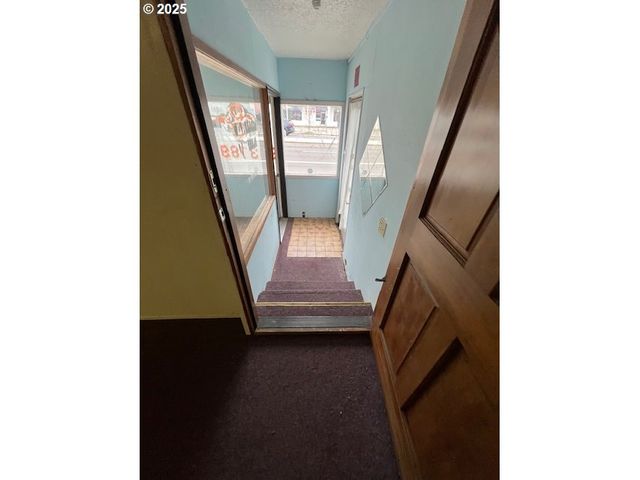 8325 Se DIVISION St, Portland, OR 97266