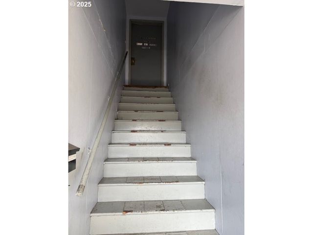 8325 Se DIVISION St, Portland, OR 97266