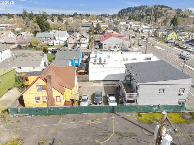 8325 Se DIVISION St, Portland, OR 97266