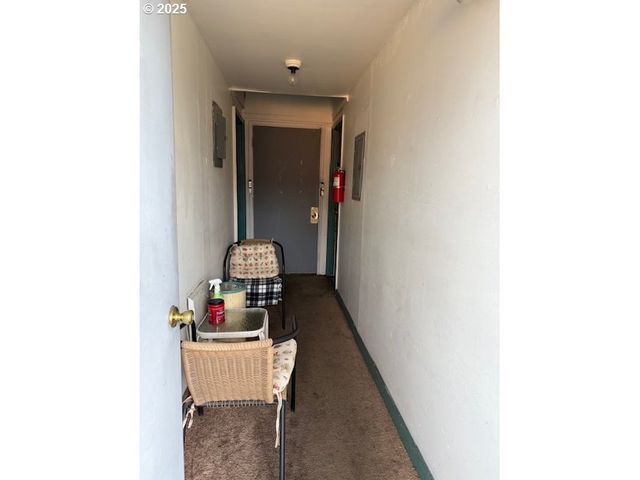 8325 Se DIVISION St, Portland, OR 97266