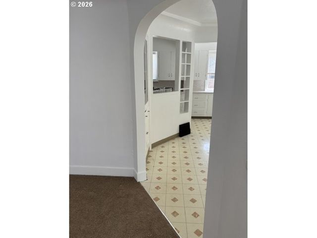 8325 Se DIVISION St, Portland, OR 97266