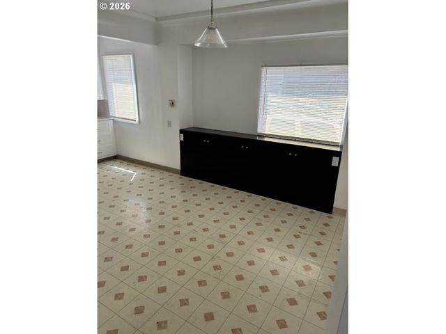 8325 Se DIVISION St, Portland, OR 97266