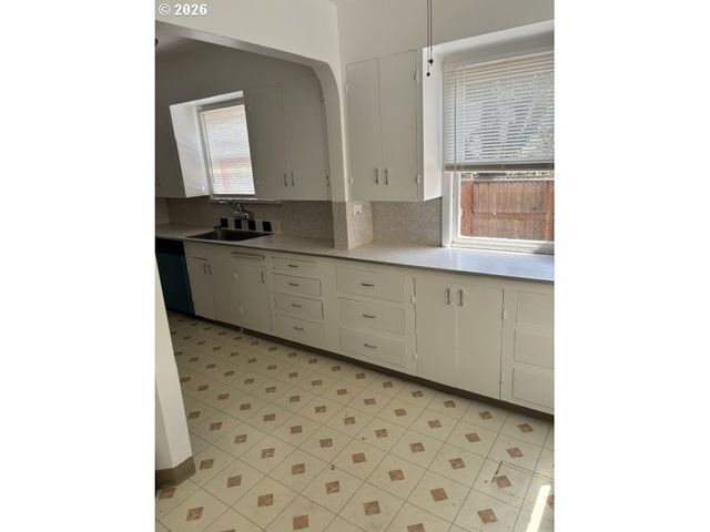 8325 Se DIVISION St, Portland, OR 97266