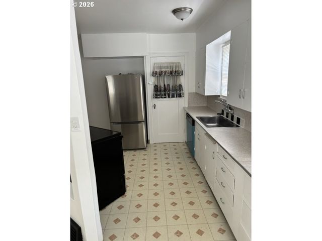8325 Se DIVISION St, Portland, OR 97266