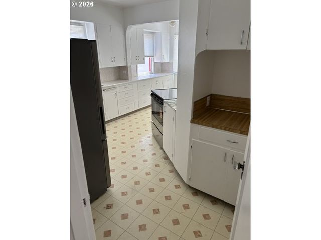 8325 Se DIVISION St, Portland, OR 97266