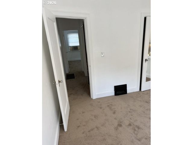 8325 Se DIVISION St, Portland, OR 97266