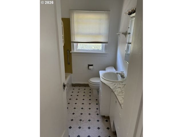 8325 Se DIVISION St, Portland, OR 97266