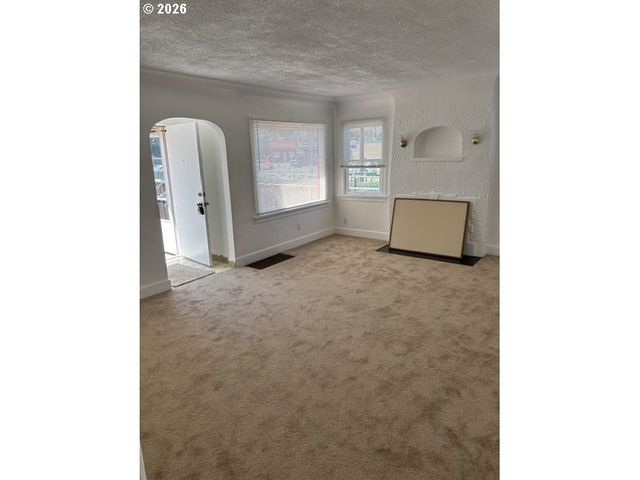 8325 Se DIVISION St, Portland, OR 97266
