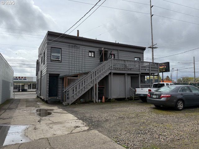 8325 Se DIVISION St, Portland, OR 97266