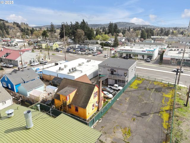 8325 Se DIVISION St, Portland, OR 97266