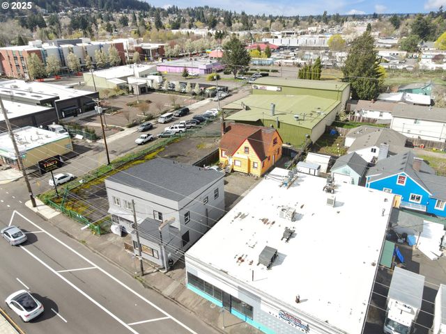 8325 Se DIVISION St, Portland, OR 97266
