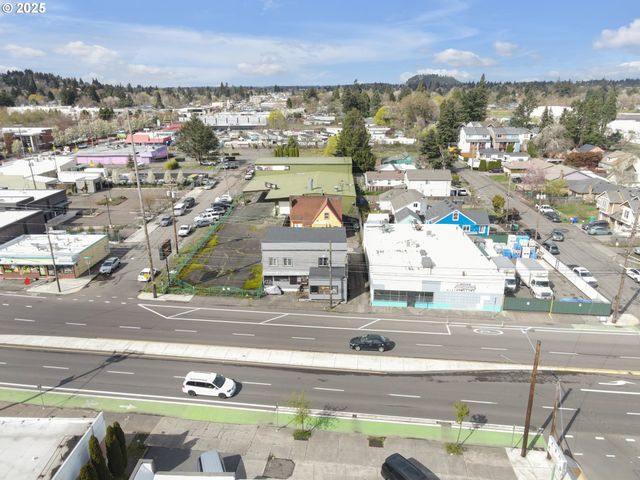 8325 Se DIVISION St, Portland, OR 97266