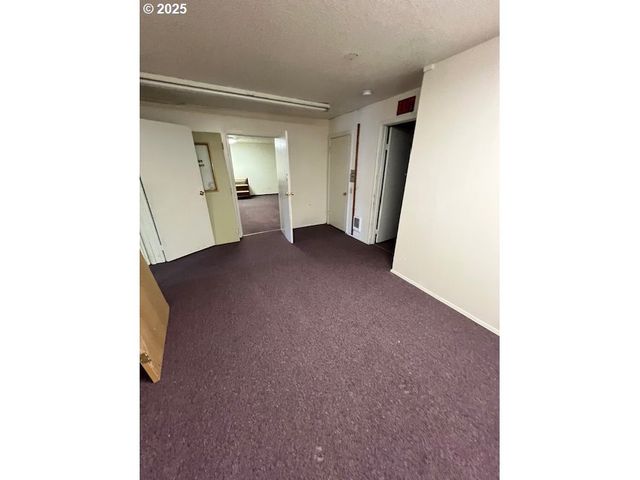 8325 Se DIVISION St, Portland, OR 97266