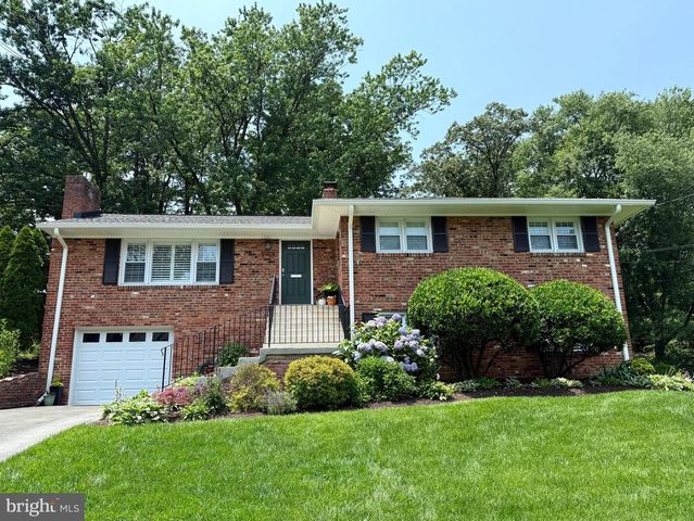 5904 BUSH HILL DR, Alexandria, VA 22310