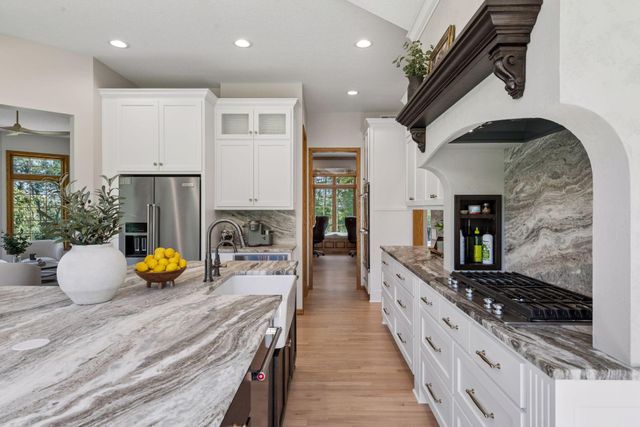 22420 Wagon Wheel Trail, Lakeville, MN 55044