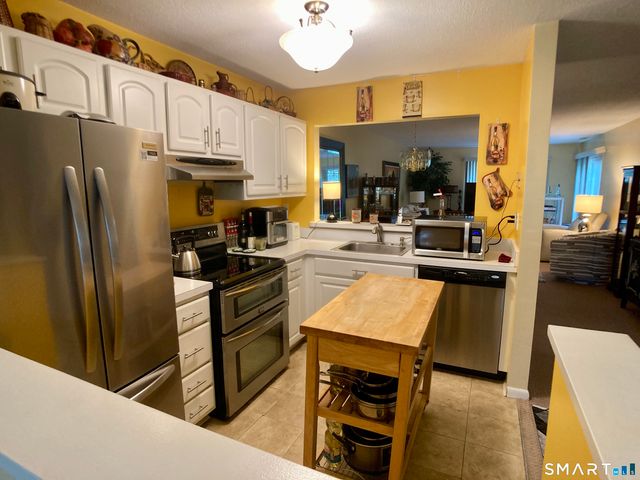 102 Country Club Court 102, Rocky Hill, CT 06067