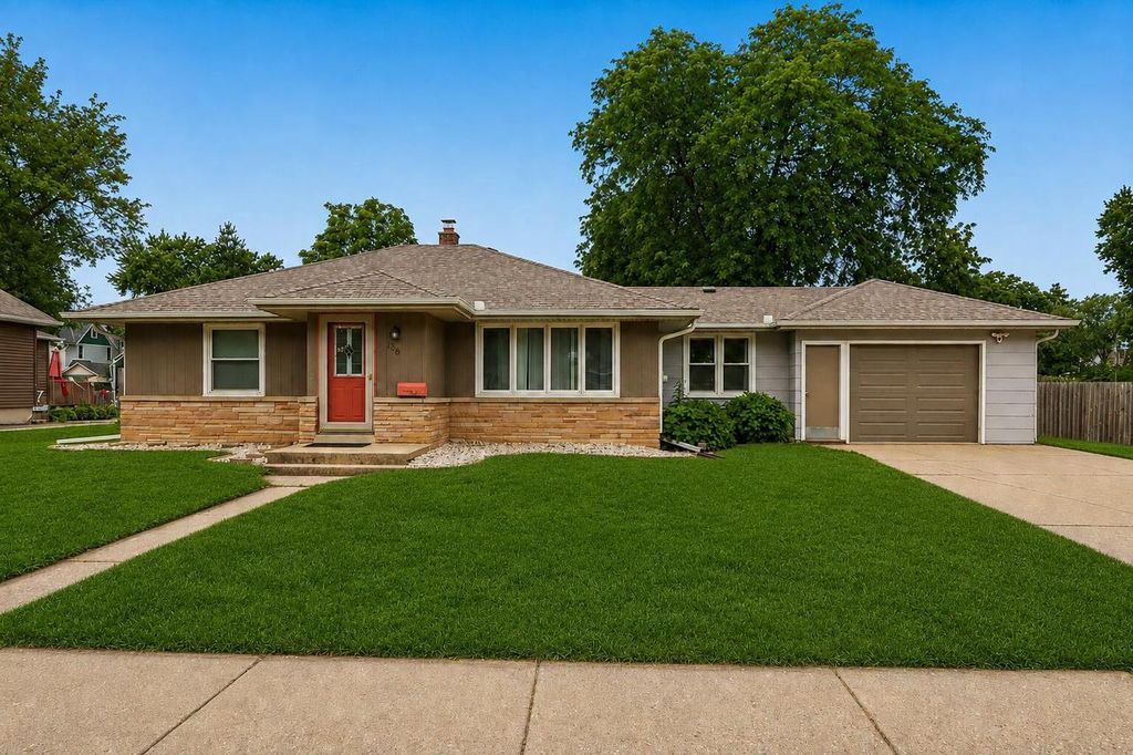 136 S Maple STREET, Oconomowoc, WI 53066