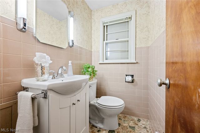 806 E Warner Road, Akron, OH 44319