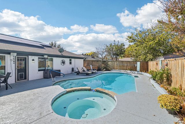 2609 Meadow Green, Bedford, TX 76021