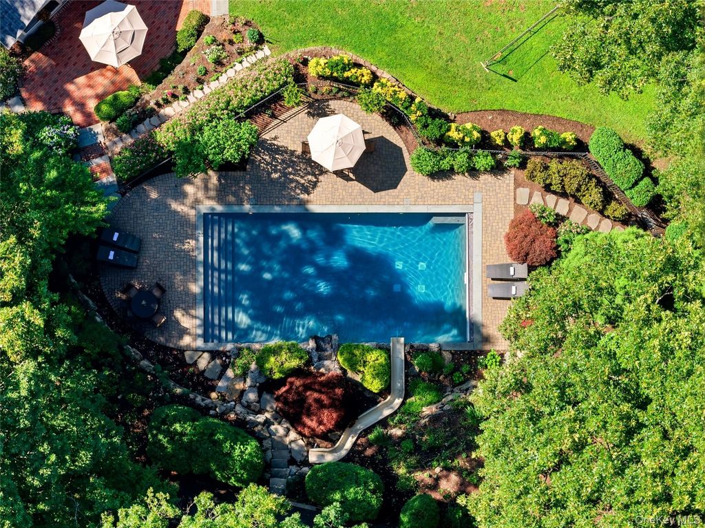 31 Crosby Place, Cold Spring Harbor, NY 11724 — photo 2