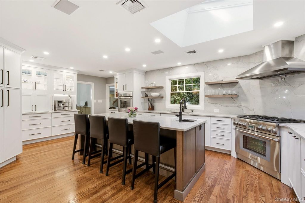 31 Crosby Place, Cold Spring Harbor, NY 11724 — photo 4