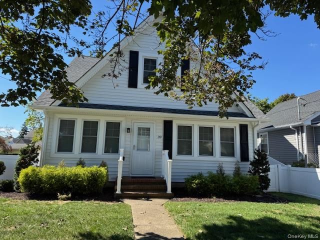39 Fountain Street, Hicksville, NY 11801