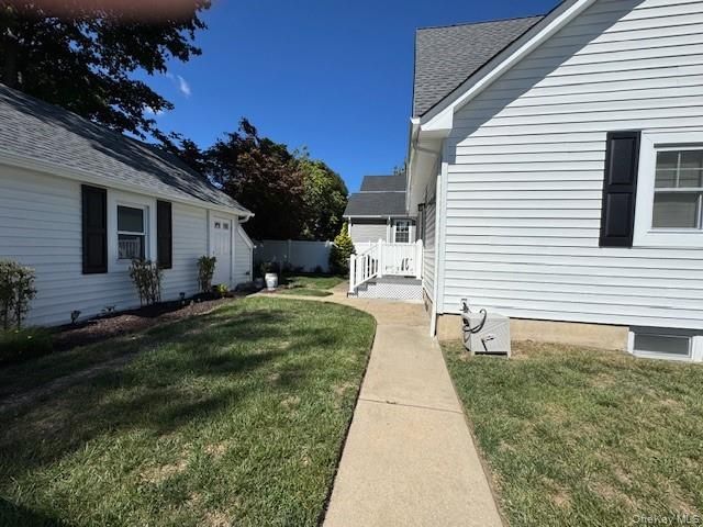 39 Fountain Street, Hicksville, NY 11801