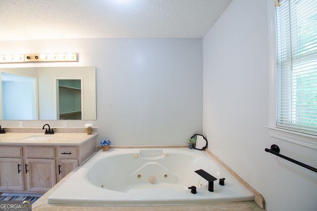 102 Lindsey Court NE, Calhoun, GA 30701