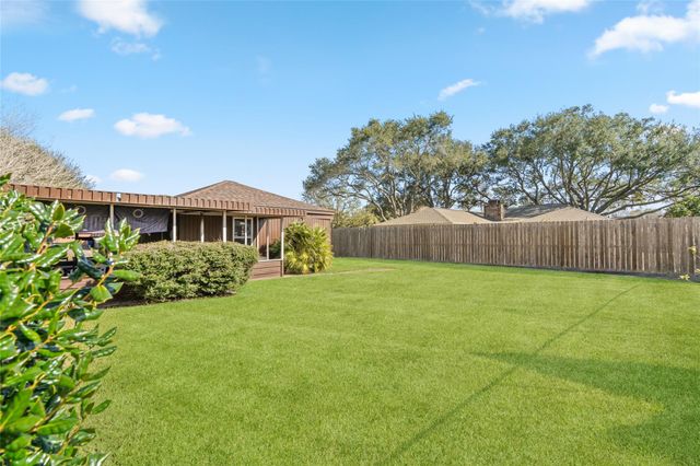 357 W Castle Harbour Drive, Friendswood, TX 77546