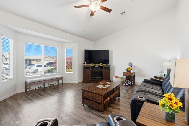 727 W Willow Oak Avenue, Porterville, CA 93257