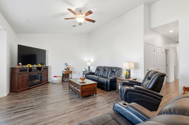 727 W Willow Oak Avenue, Porterville, CA 93257