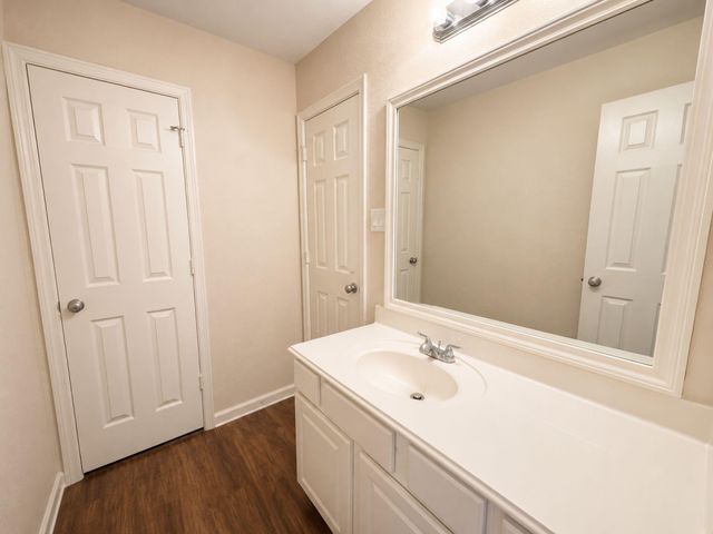 501 Falcon Lake Drive, Friendswood, TX 77546