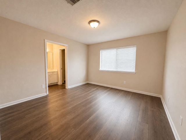 501 Falcon Lake Drive, Friendswood, TX 77546