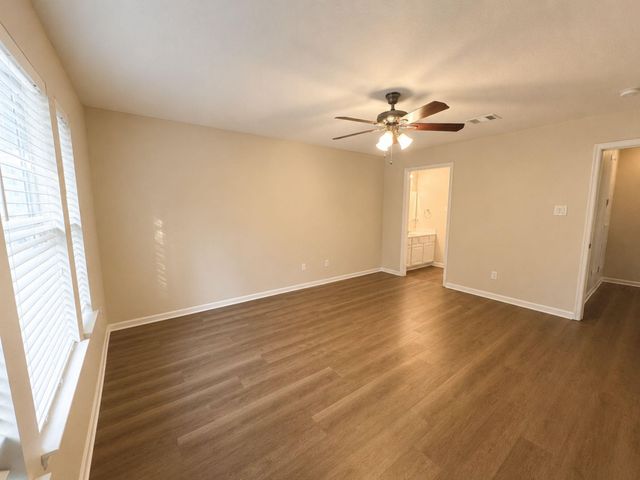 501 Falcon Lake Drive, Friendswood, TX 77546