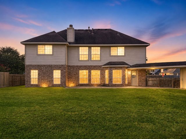 501 Falcon Lake Drive, Friendswood, TX 77546