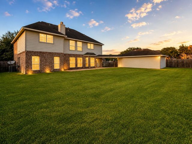 501 Falcon Lake Drive, Friendswood, TX 77546
