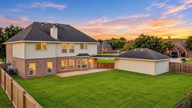 501 Falcon Lake Drive, Friendswood, TX 77546