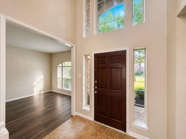 501 Falcon Lake Drive, Friendswood, TX 77546