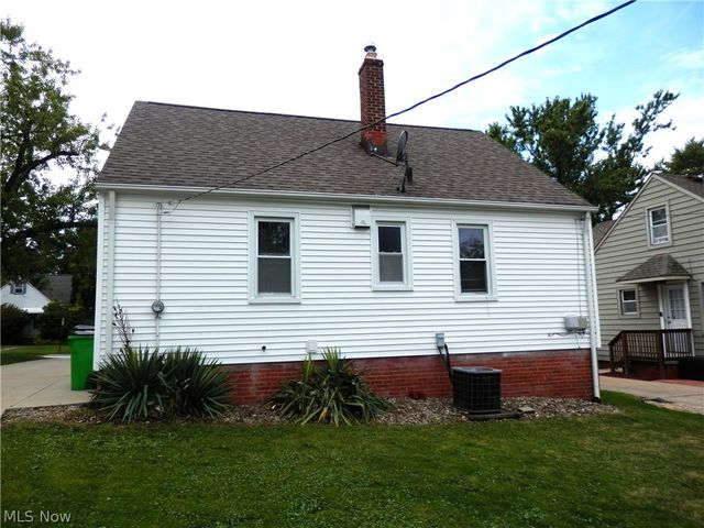 1277 Iroquois Avenue, Mayfield Heights, OH 44124