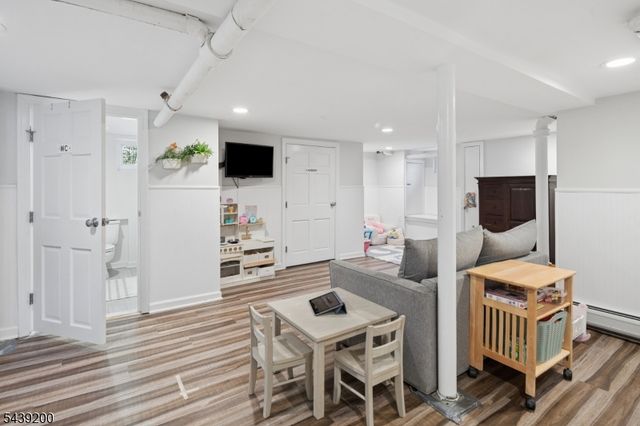 35 N Summit Ave, Chatham Boro, NJ 07928