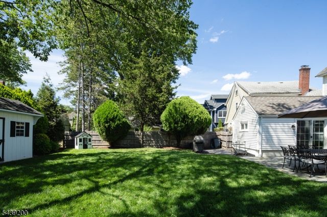 35 N Summit Ave, Chatham Boro, NJ 07928