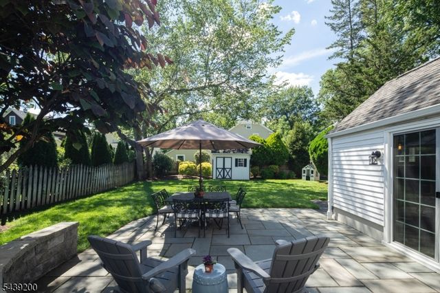 35 N Summit Ave, Chatham Boro, NJ 07928