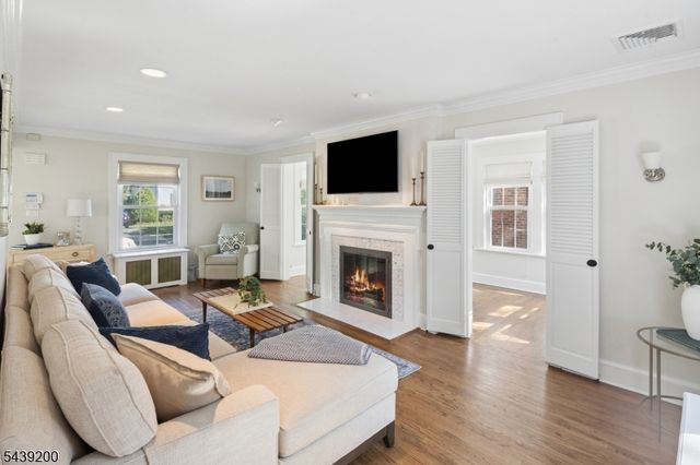 35 N Summit Ave, Chatham Boro, NJ 07928
