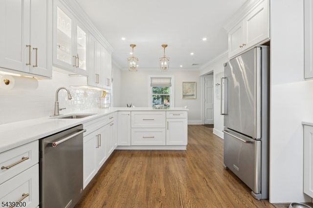 35 N Summit Ave, Chatham Boro, NJ 07928
