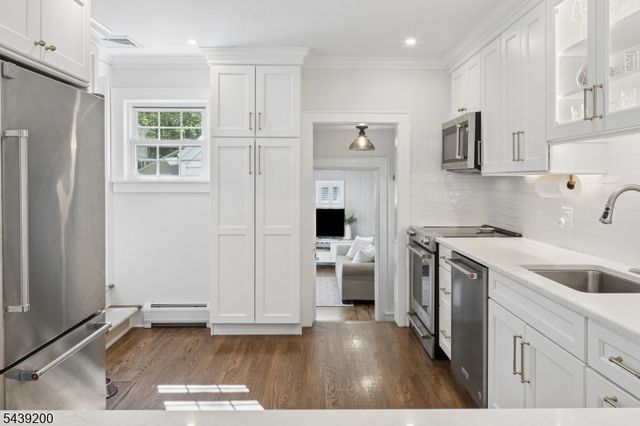 35 N Summit Ave, Chatham Boro, NJ 07928