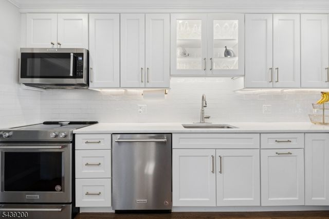 35 N Summit Ave, Chatham Boro, NJ 07928
