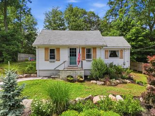 27 Leigh Rd, Hamilton, MA 01982