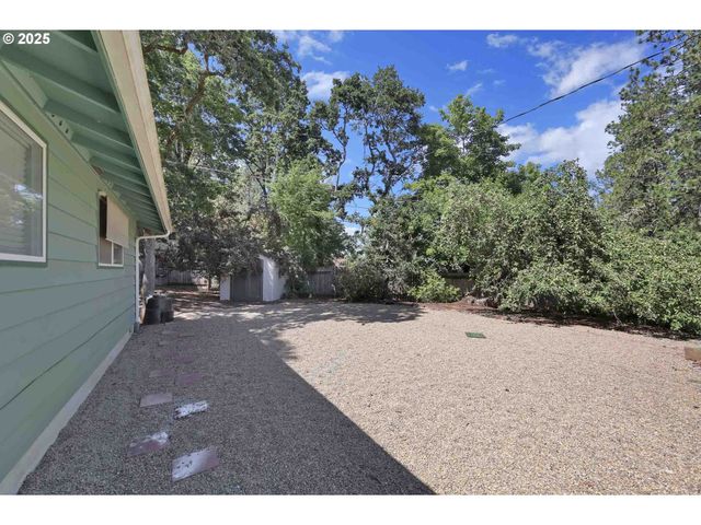 947 HIWAN Ct, Eugene, OR 97405
